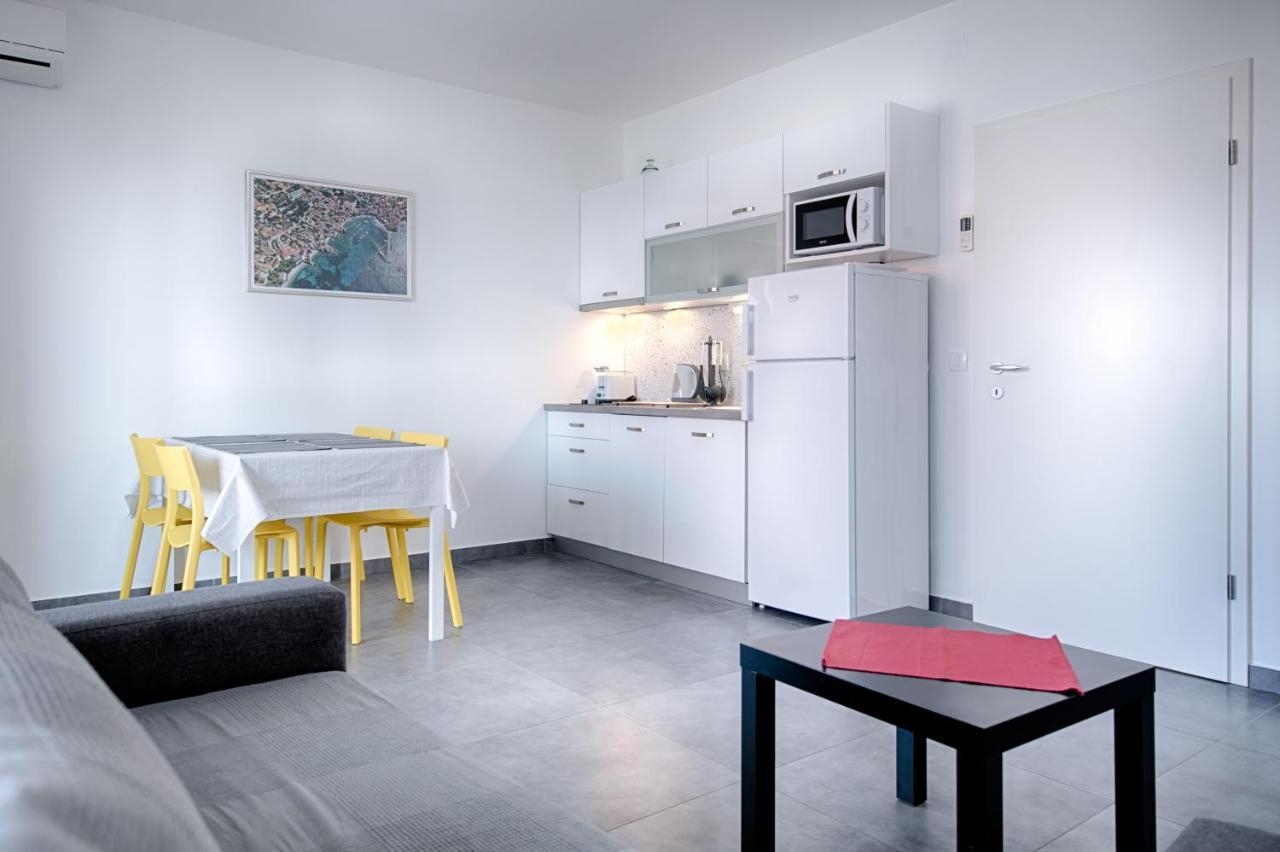Apartmani Dule コミジャ エクステリア 写真