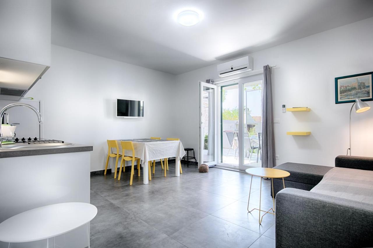 Apartmani Dule コミジャ エクステリア 写真