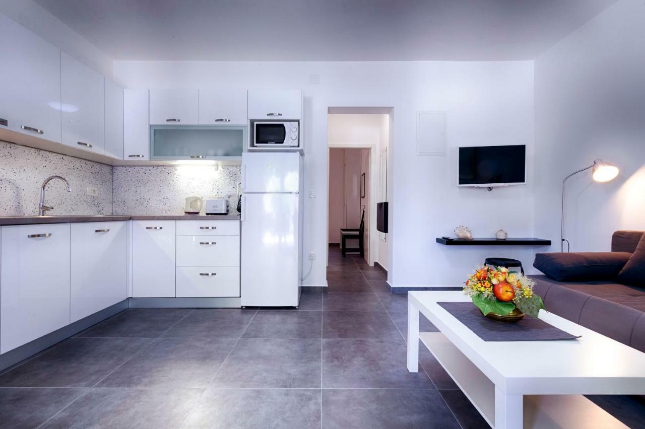Apartmani Dule コミジャ エクステリア 写真