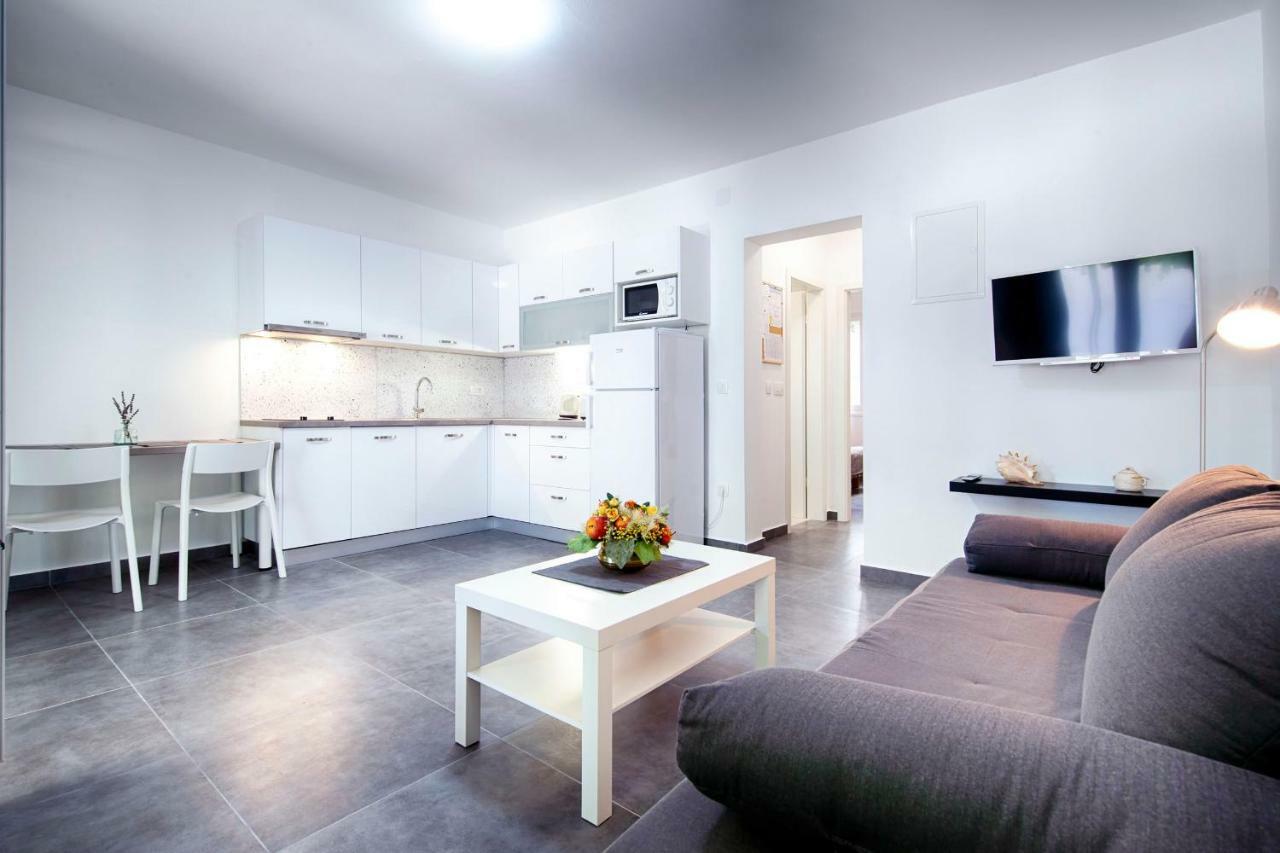 Apartmani Dule コミジャ エクステリア 写真