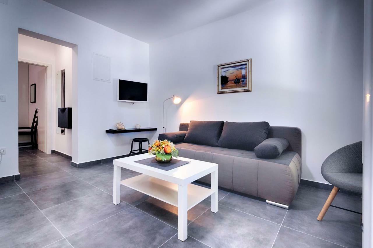 Apartmani Dule コミジャ エクステリア 写真